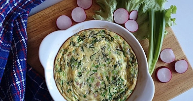 Orkaitėje keptas skanus ir paprastas kiaušinių omletas su kumpiu, pievagrybiais ir sūriu