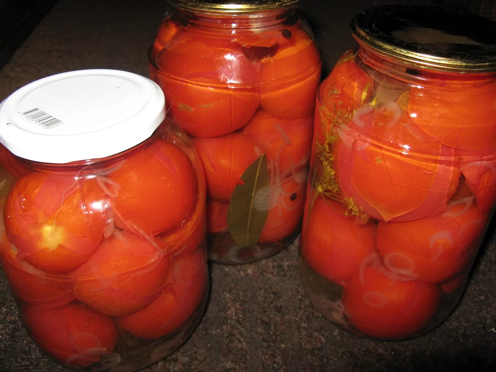 Skaniausi saldžiarūgščiai marinuoti pomidorai žiemai su actu ir svogūnais