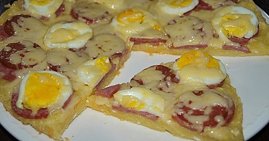 Andriaus storapadė kaimiška pica su dešra, kiaušiniais ir sūriu