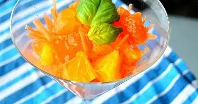 Morkų, apelsinų ir persimonų salotos