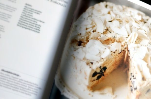 Baltas vaflinis-šokoladinis tinginys su kondensuotu pienu ir džiovintomis spanguolėmis