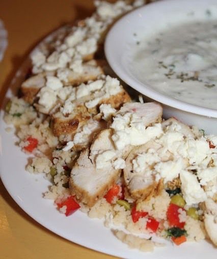 Graikiškos vištienos ir kruopainių salotos
