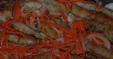 Marinuota kepta žuvis su saldžiarūgščiomis daržovėmis