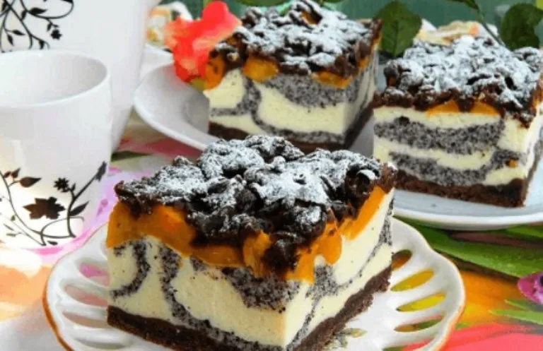 Lengvas grietinės pyragas su šviežiais arba šaldytais vaisiais ir uogomis