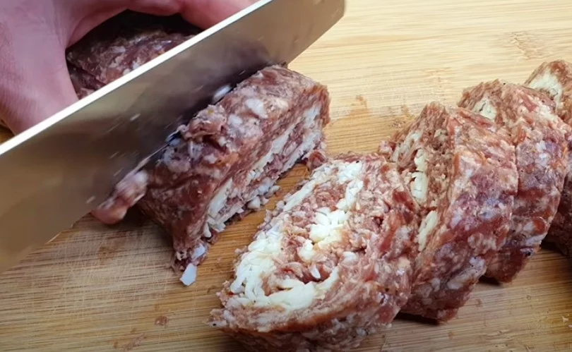 Susmulkintą mėsą susukite į dešrą ir įdėkite į šaldiklį. Tada gaminkite 5 minutes: tiesiog kepkite kaip kotletus