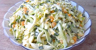 Vasarinės arba pavasarinės salotos su kinišku kopūstu. Greita, lengva ir skanu. Visi labai giria