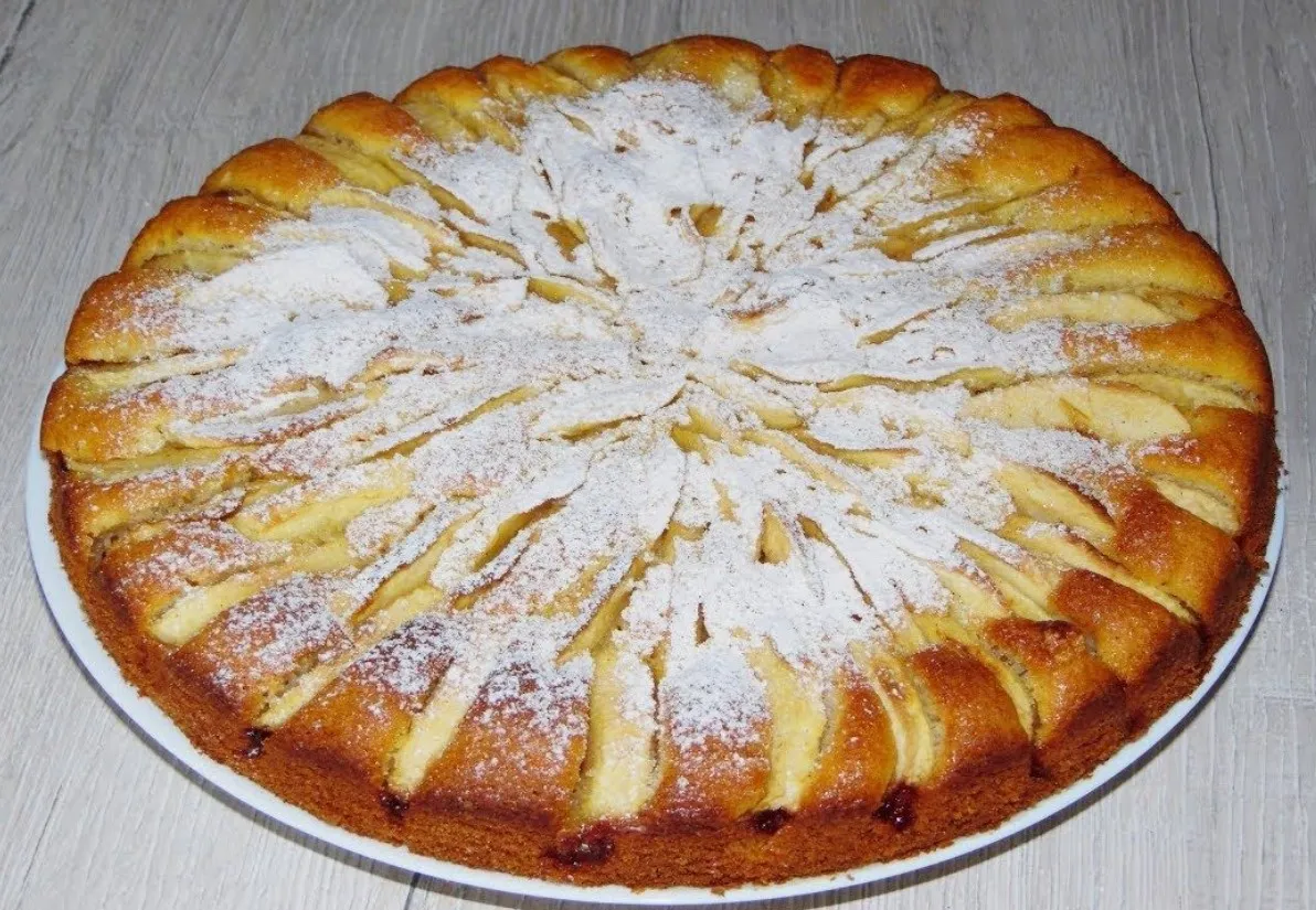 Gurmaniškas pyragas be kepimo su džiovintomis slyvomis ir riešutais