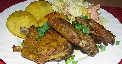 Sultingi kiaulienos šonkauliukai kepti su bulvėmis kepimo rankovėje (orkaitėje)