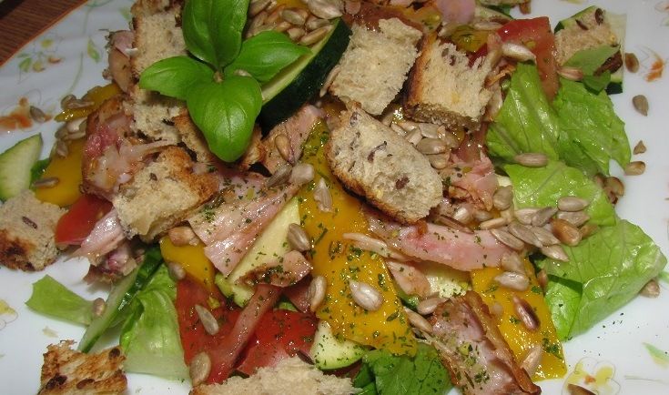 Vištienos salotos su mangais ir saulėgrąžomis