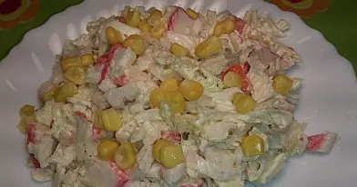 Pekino kopūsto salotos su krabų lazdelėmis