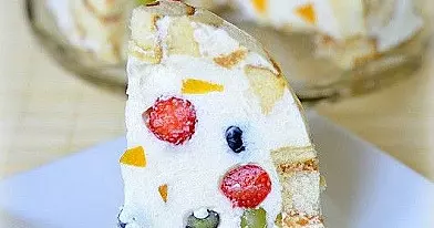 Jogurtinis tortas su vaisiais ir vyniotinio gabaliukais