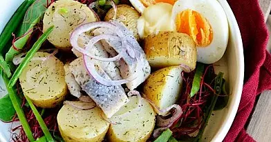 Silkės ir bulvių salotos