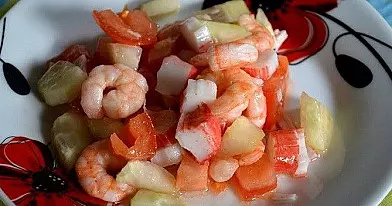 Lengvos salotos su krevetėmis per 5 minutes