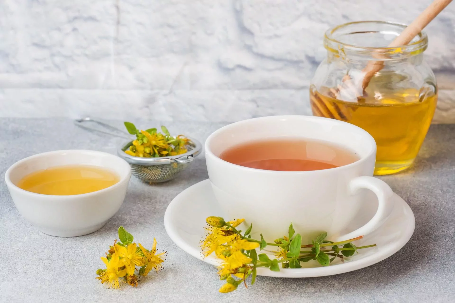 Jonažolių arbata (kaip gerti; atsiliepimai; nuo depresijos; nauda ir šalutinis poveikis)