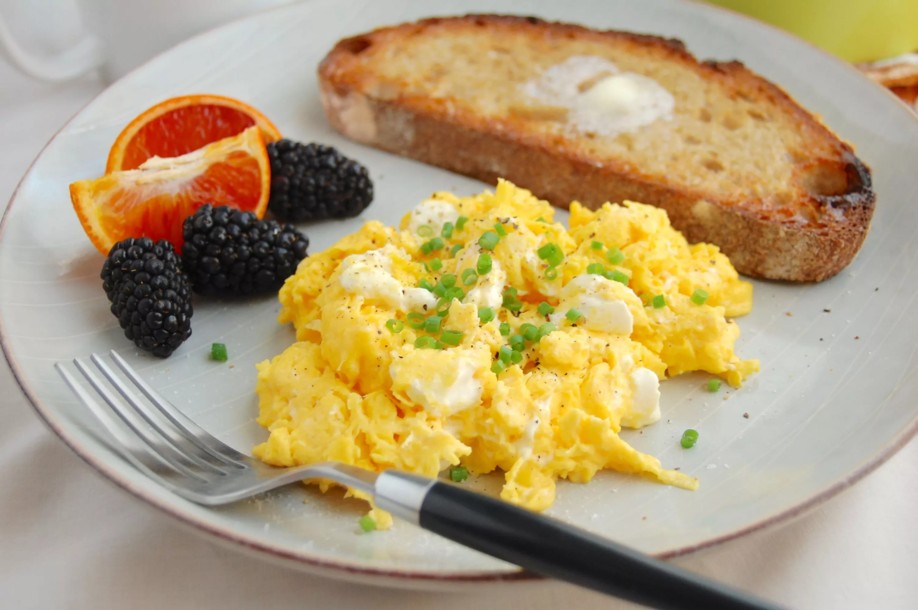 Scrambled eggs receptas - plakta kiaušinienė su grietine