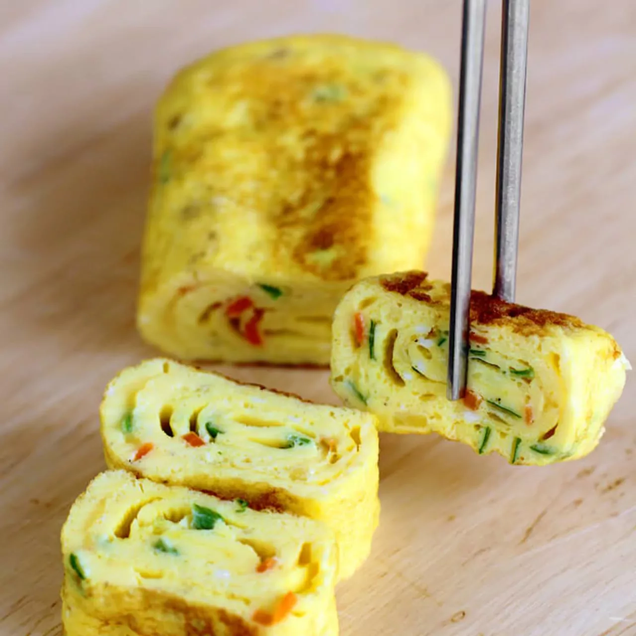 Japoniškas omletas Tamagoyaki - pikantiškas ir sluoksniuotas su baltojo ridiko salotomis