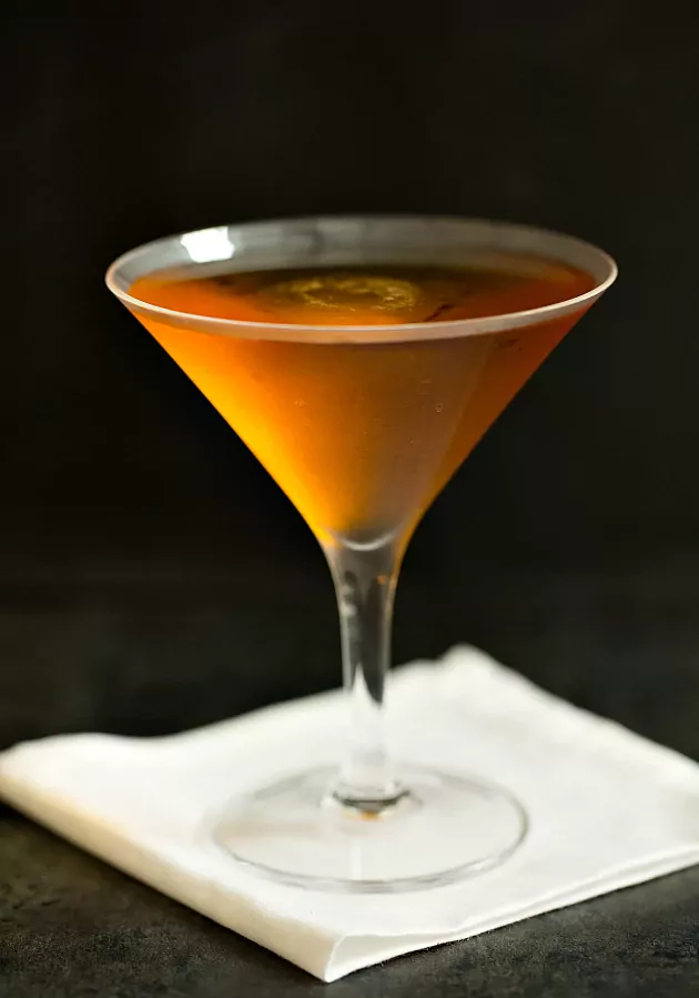 Stinger (Geluonis) - alkoholinis kokteilis su brendžiu ir mėtų likeriu